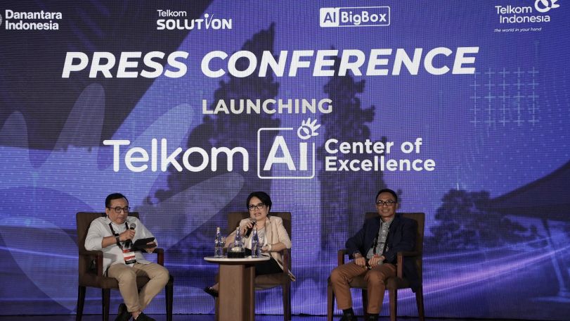 BERBAGI: KI-KA: VP Corporate Communication Telkom Andri Herawan Sasoko, Direktur Enterprise & Business Service Telkom Veranita Yosephine, dan Direktur IT Digital Telkom Faizal Rochmad Djoemadi