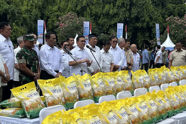 TEKAN HARGA BERAS: Konferensi pers oleh sejumlah menteri dalam acara Gerakan Pangan Murah (GPM) yang digelar di Kantor Kementerian Pertanian, Jakarta, Sabtu (30/8).