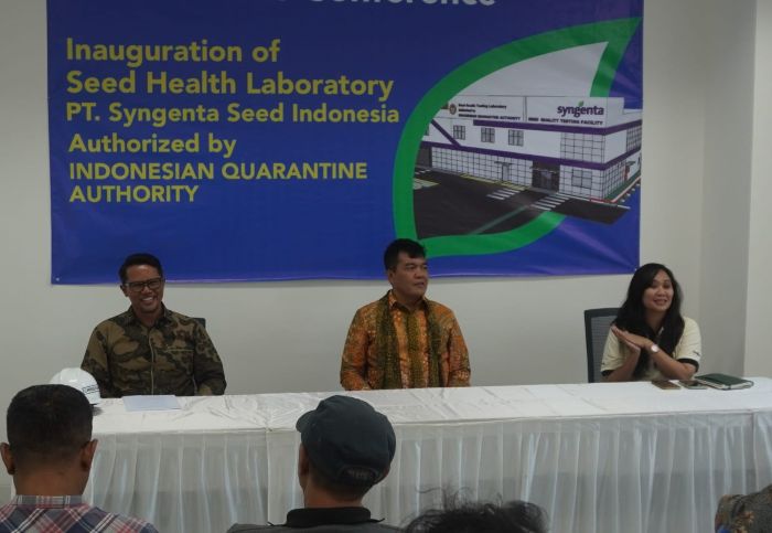 KOLABORASI: Kepala Barantin Sahat M Panggabean (tengah) dan Christian Bayu, Direktur Syngenta Seed Indonesia (kiri) menjelaskan mengenai kehadiran Laboratorium Tindakan Karantina Tumbuhan Tertentu.