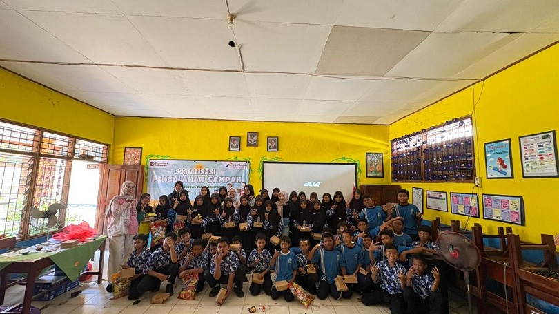 BERBAGI: Pertamina Patra Niaga Fuel Terminal Tuban bersama mahasiswa Politeknik Perkapalan Negeri Surabaya (PPNS), menggelar kegiatan sosialisasi pengolahan sampah kepada siswa-siswi SDN 2 Remen.