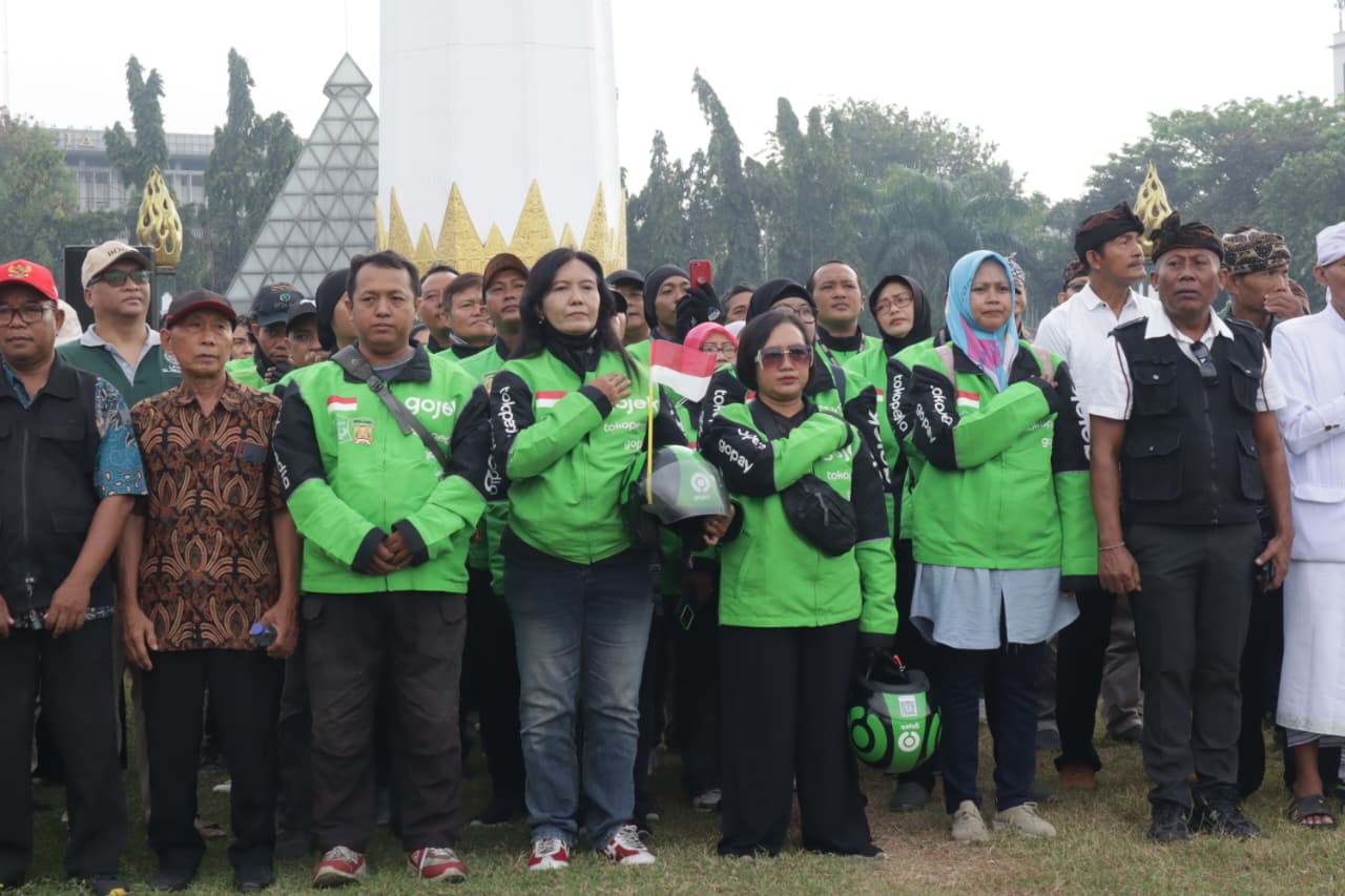 AKSI DAMAI: Dengan semangat Jogo Suroboyo, Gojek Bersama warga menjaga Surabaya agar tetap aman, supaya pekerjaan dan aktivitas berjalan lancar.