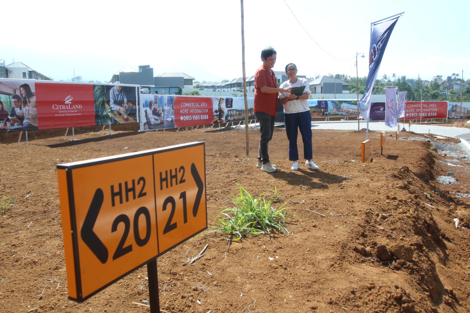 KAWASAN KOMERSIAL: Deddy Hasli Hidayat dan Willisanti Giwang Kencana meninjau lokasi kawasan komersial baru di CitraLand Puncak Tidar yang mulai dipasarkan dengan harga mulai Rp 1,7 miliar.