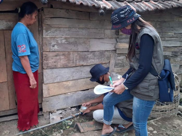 BAHAGIA: Anggota BUMDes melakukan pengecekan rutin pada meteran air di rumah-rumah warga yang mendapat akses air bersih di Desa Pasucen, Kabupaten Rembang, Jawa Tengah.