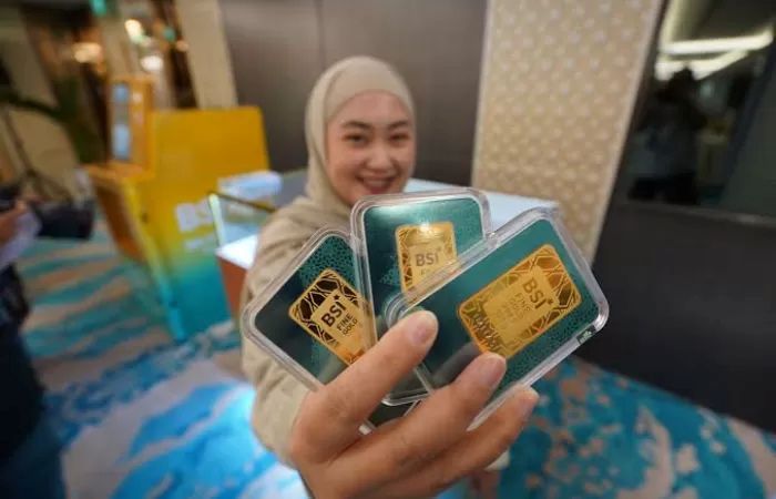 INVESTASI: Dalam setahun terakhir, permintaan terhadap produk emas di BSI meningkat tajam.