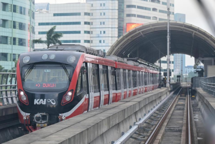 ANGKUTAN MASSAL: Kereta Lintas Raya Terpadu (LRT) Jabodebek melintas di kawasan Gatot Subroto Jakarta.