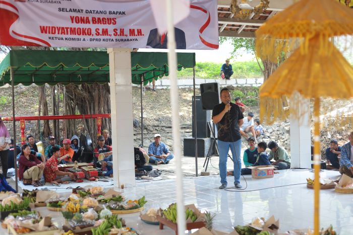 SAMBUTAN: Ketua Komisi A DPRD Surabaya, Yona Bagus Widyatmoko hadir di acara tradisi sedekah bumi di Dukuh Watulawang, Kelurahan Made, Kecamatan Sambikerep, Surabaya, Minggu (7/9/2025).
