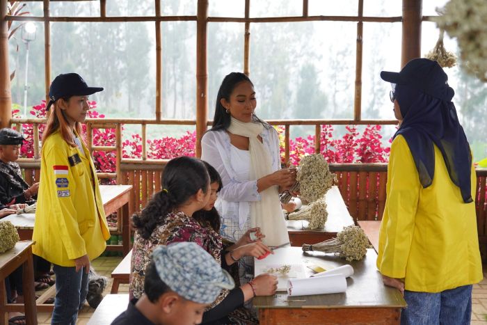 PANTAU: Aktris, produser sekaligus pengusaha Happy Salma Ikut Hadiri Program Genera-Z Berbakti di Desa Wisata Edelweiss Wonokitri.