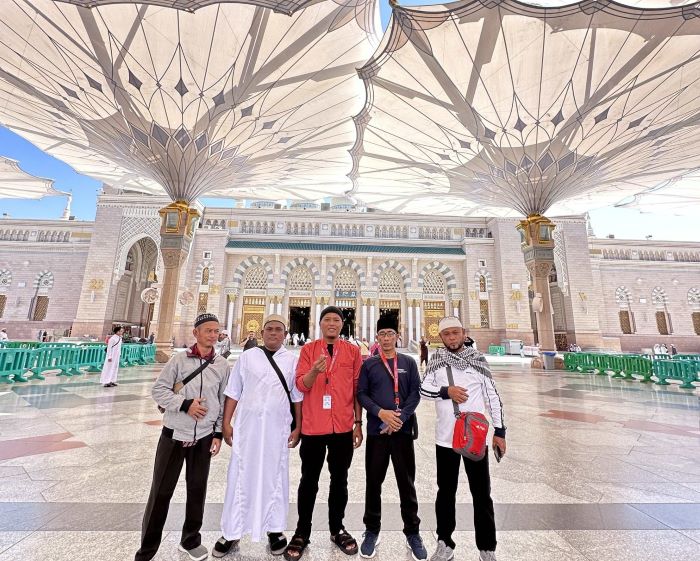 BAHAGIA: Wajah bahagia lima konsumen yang diberangkatkan umrah.