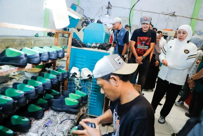 LANGSUNG: Gubernur Jatim Khofifah Indar Parawansa saat berkunjung ke home industry Awake di Kelurahan Kranggan, Kecamatan Kranggan, Kota Mojokerto, Jawa Timur, Kamis (11/9/2025).