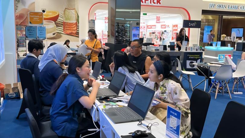 KONSULTASI: Ssejumlah pengunjung menyimak penjelasan customer service yang menjelaskan mengenai paket tur di Dwidayatour Carnival.