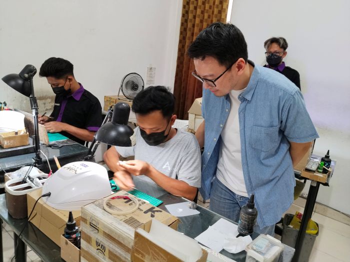 BANGGA: Alvon Yulius (kanan) bersyukur perangkat earphone yang diciptakannya lewat Avara Custom saat ini sudah digunakan oleh ratusan musisi Tanah Air.