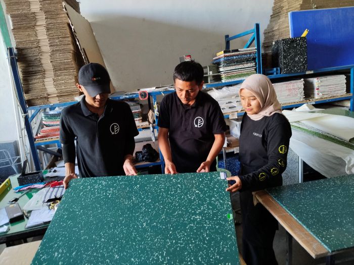INOVASI: Syukriatun Niamah lewat Robries berhasil mengolah sampah plastik menjadi produk material desain berkelas dunia.