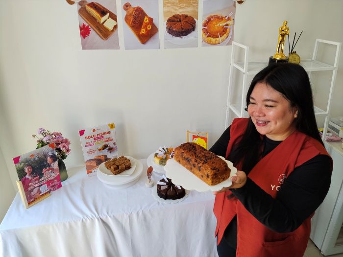 KUDAPAN SEHAT: Owner Yorri Eatery, Yessie Natasia bersama produk unggulannya yang berkembang pesat justru ketika negeri ini pandemi Covid-19.