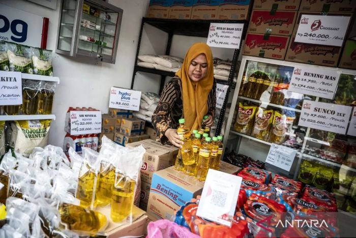 PRIORITAS: Warga berbelanja minyak goreng di salah satu Koperasi Desa Merah Putih.