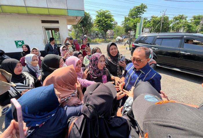 CURHAT: Wakil Wali Kota Surabaya Armuji (kanan) mendengarkan keluhan puluhan karyawan PT Kasa Husada Wira Jatim.