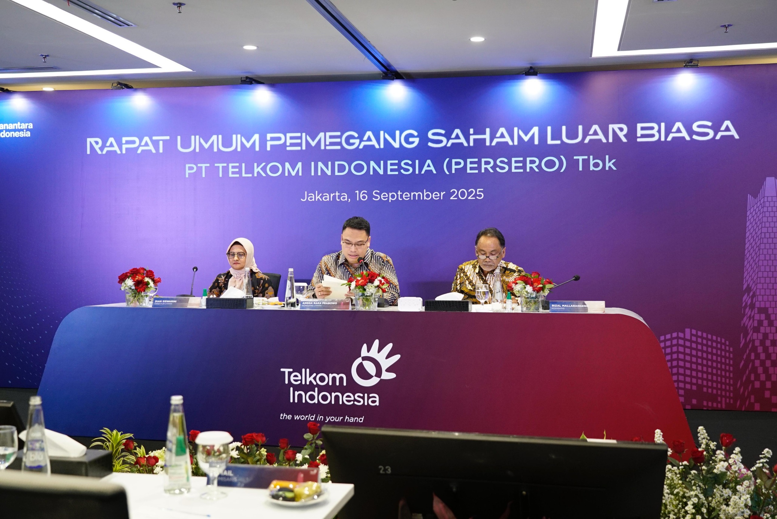 SERIUS: Komut Telkom Angga Raka P (tengah), didampingi Komisaris Telkom Rizal Mallarangeng (kanan), dan Dirut Telkom Dian Siswarini saat agenda RUPSLB.