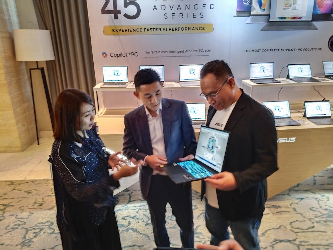 SOLUSI: Country Director Asus Indonesia Lenny Lin (tengah) dan Head of Public Relations Muhammad Firman simak penjelasan Country Marketing Manager Davina Larissa soal lini produk yang dibawa ke Jatim