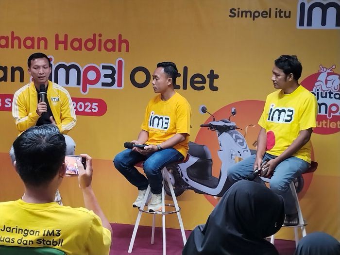 DUKUNGAN: Sigit Herprabowo, SVP Head of Region East Java Indosat Ooredoo Hutchison (kiri), Halim (tengah) dan Ali Fahrudin berbincang mengenai IM3.