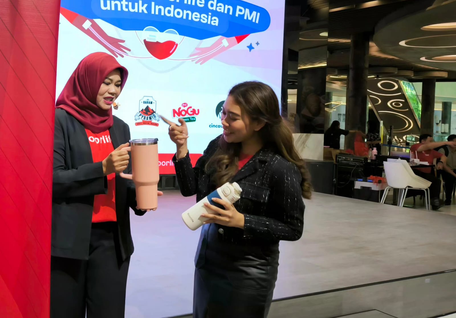EKSPOR: Laila Hidayaty (kiri) menjelaskan produk baru yang menyasar pasar milenial dan sekaligus untuk pasar ekspor ke kawasan Asia, Eropa, dan Afrika.