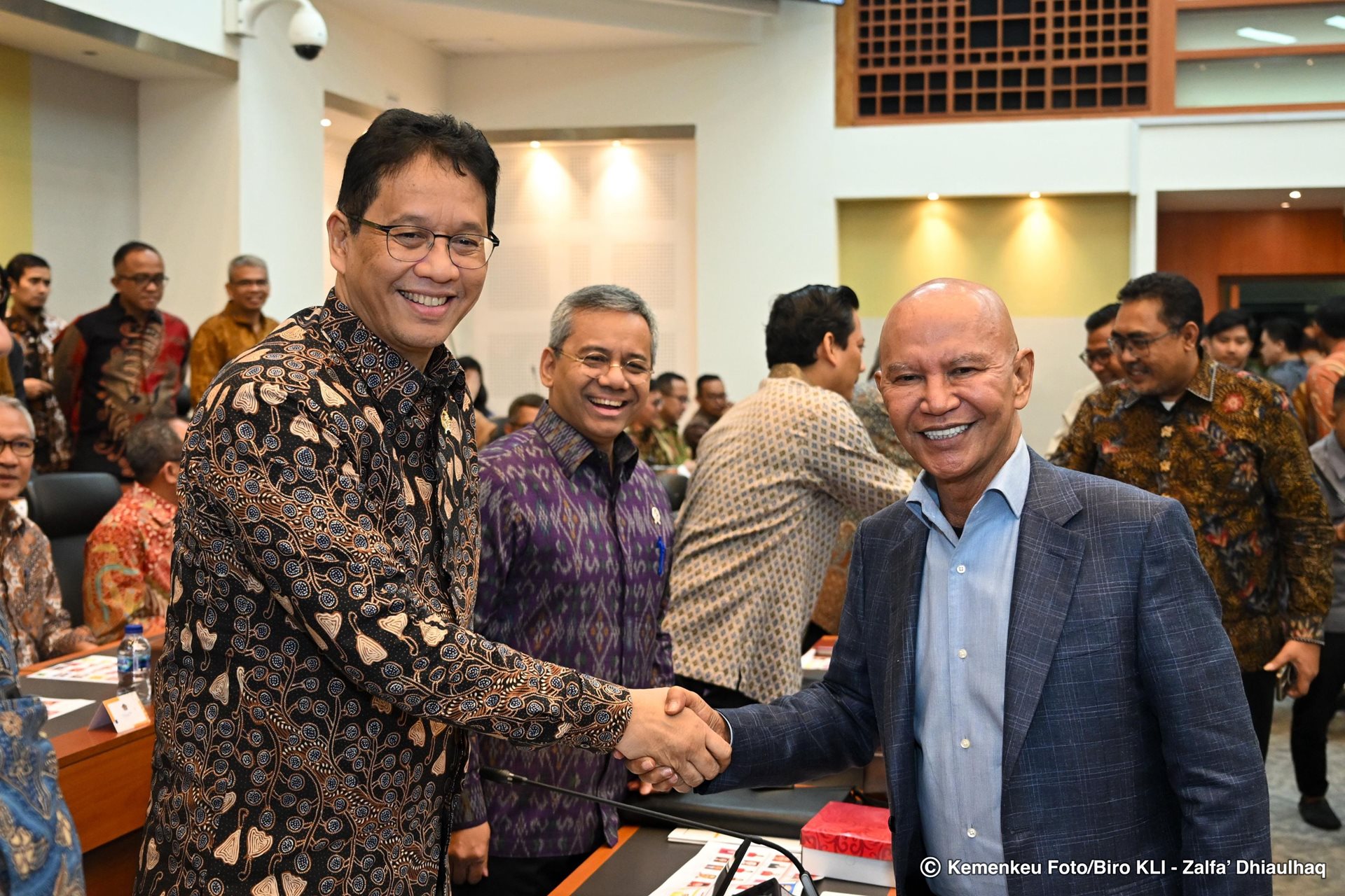 SEPAKAT: Menteri Keuangan Purbaya Yudhi Sadewa (irir) bersalaman dengan Ketua Banggar DPR RI Said Abdullah.