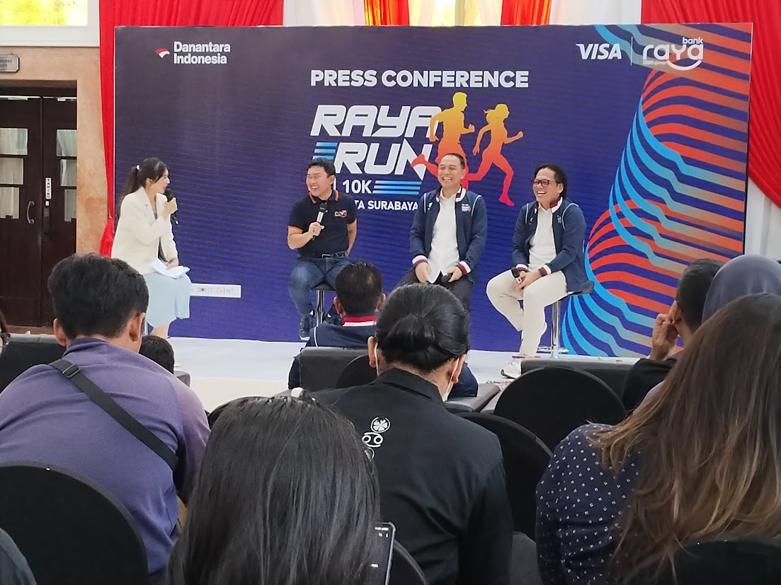 KOLABORASI: Wali Kota Surabaya Eri Cahyadi (tengah) menyambut baik diselenggarakannya Raya Run yang akan digelar di Surabaya dalam waktu dekat.