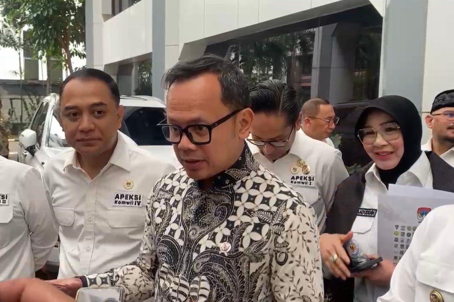 BERSAMA: Ketua Apeksi Eri Cahyadi mendampingi Wamendagri Bima Arya Sugiarto