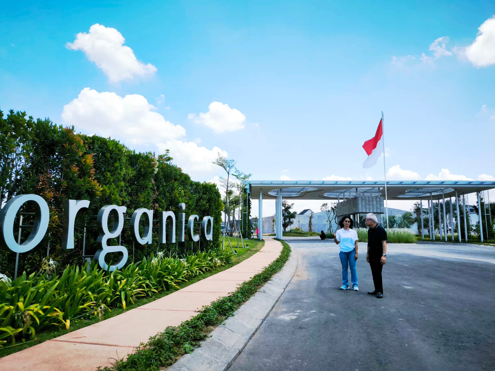 KLASTER PREMIUM: Lodewyk Wattimena dan Dina tinjau progres klaster premium Organica, Royal Residence yang sudah terjual 60 persen di Peanut A dan rencana serah terima unit dilakukan pada Desember 2025