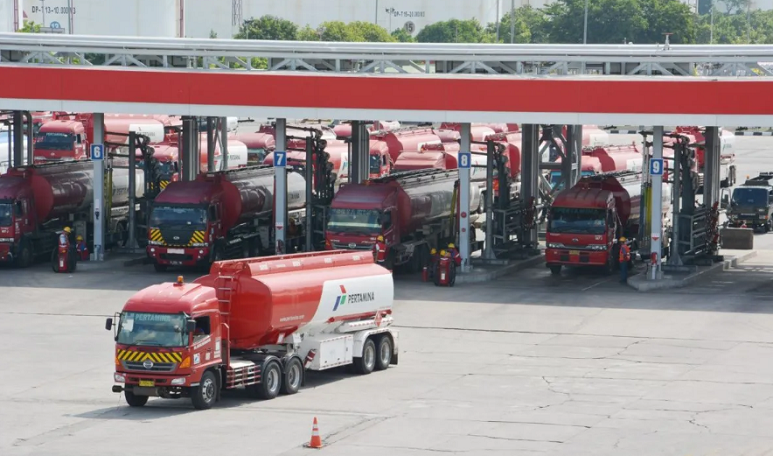DISTRIBUSI: Pertamina bergerak menyalurkan energi hingga daerah terpencil (remote area) menggunakan berbagai moda transportasi, baik darat, laut dan udara.