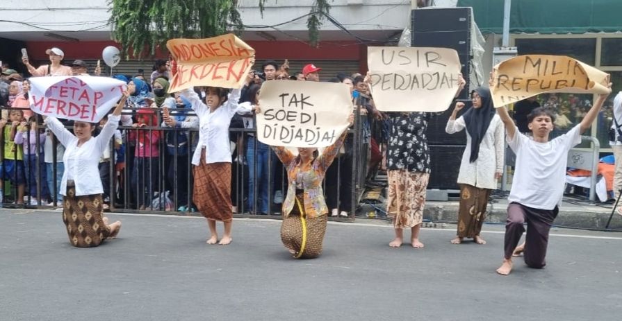 KEREN: Pertunjukan teatrikal kolosal perobekan bendera Belanda di Hotel Majapahit Surabaya, Minggu (21/9/2025).