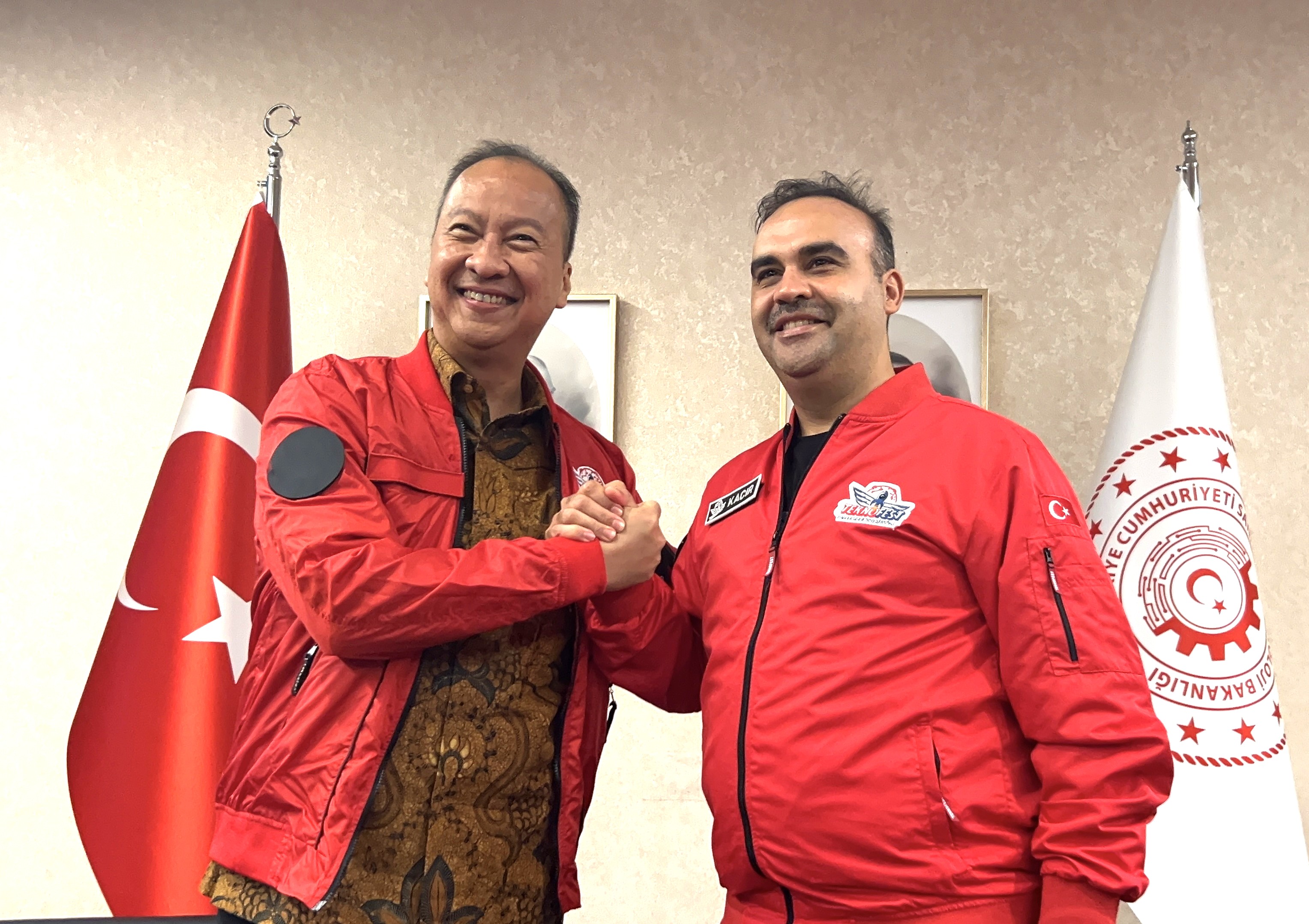 SEPAKAT: Menteri Perindustrian Agus Gumiwang Kartasasmita (kiri) bersama Menteri Perindustrian dan Teknologi Turki, Mehmet Fatih Kacir.