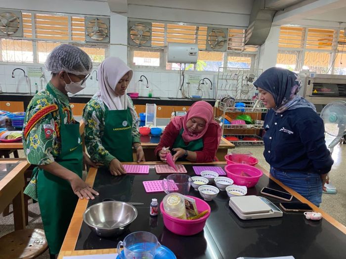 DISKUSI: Proses pengembangkan produk pangan fungsional bernama Gummy Boom Protein dengan bahan dasar sisik ikan bandeng dengan dukungan PT Pertamina Patra Niaga AFT Juanda.