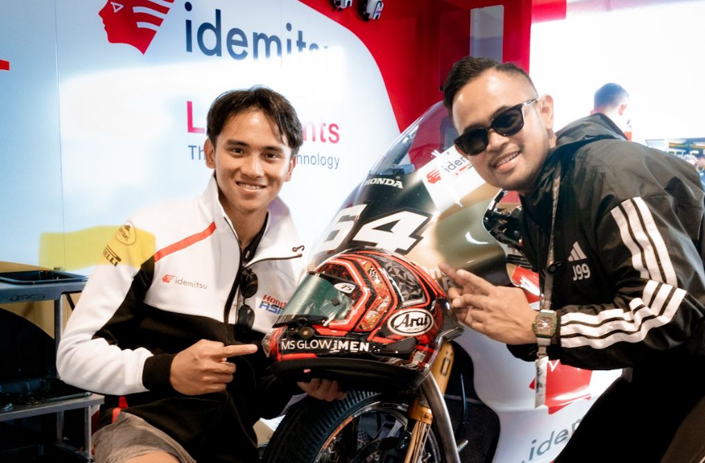 KOMPAK: Gilang Widya Pramana (kanan) bersama Mario Aji, pembalap Moto2 Indonesia, kebanggaan Jawa Timur.