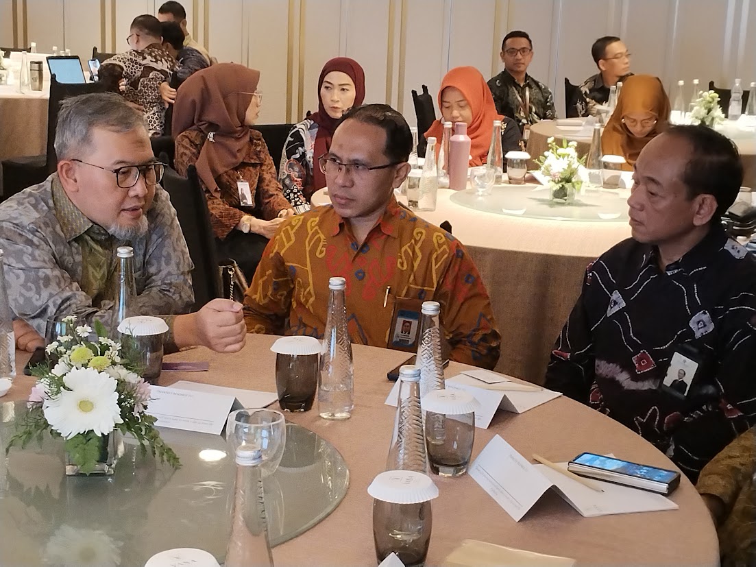 SERIUS: Direktur Utama Bank Muamalat Imam Teguh Saptono (kiri)) berbicang dengan perwakilan Unair dan Universitas Brawijaya di sela pengenalan co-branding KTM kampus terkait di Vasa Hotel Surabaya, K