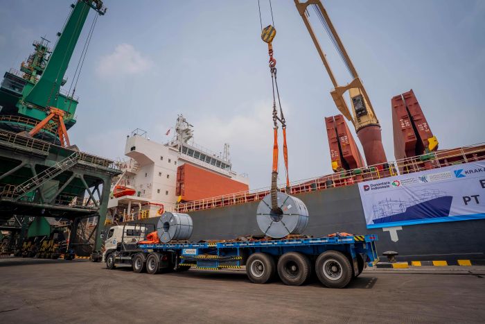 GENJOT DAYA SAING: Pelepasan ekspor produk cold rolled coil (CRC) PT Krakatau Baja Industri (KBI) ke Spanyol dari Cilegon, Banten, Kamis (25/9/2025).