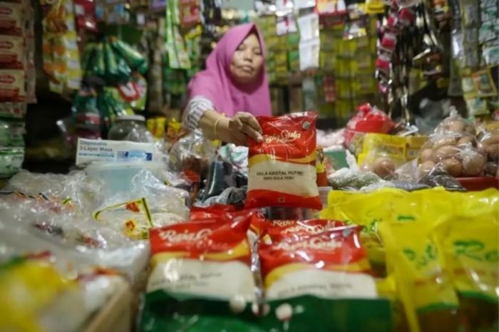 JUALAN: Seorang pedagang menunjukkan salah satu produk gula milik ID Food.