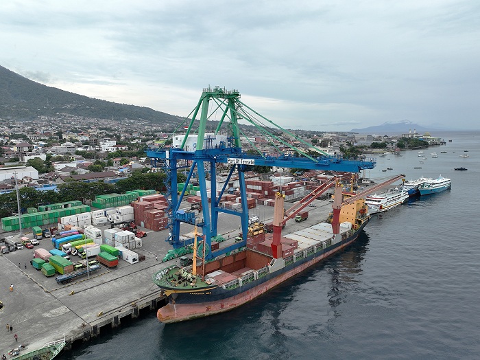 ILUSTRASI: Aktivitas perdagangan luar negeri Indonesia di salah satu pelabuhan. Bulan Agustus neraca perdagangan tercatat surplus USD 5,49 miliar.