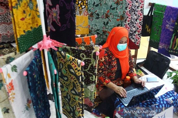 USAHA: Perajin mengunggah produk batik mereka di market place di sela mengikuti pameran.