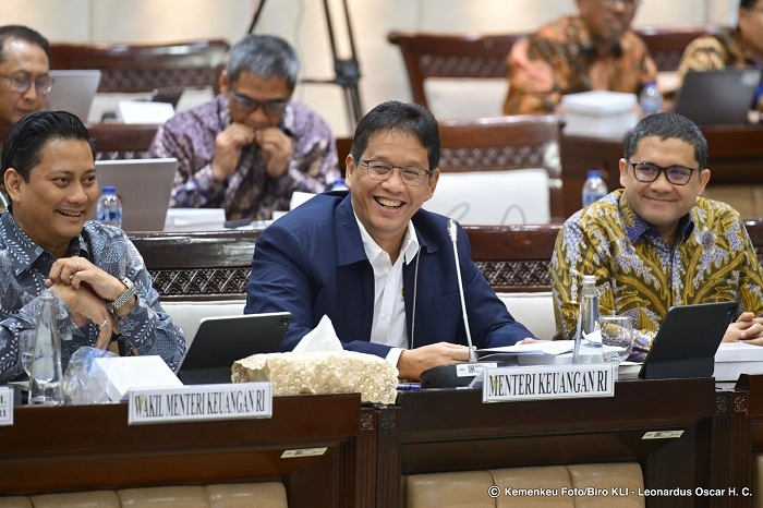 RAPAT: Menteri Keuangan (Menkeu) Purbaya Yudhi Sadewa (tengah).