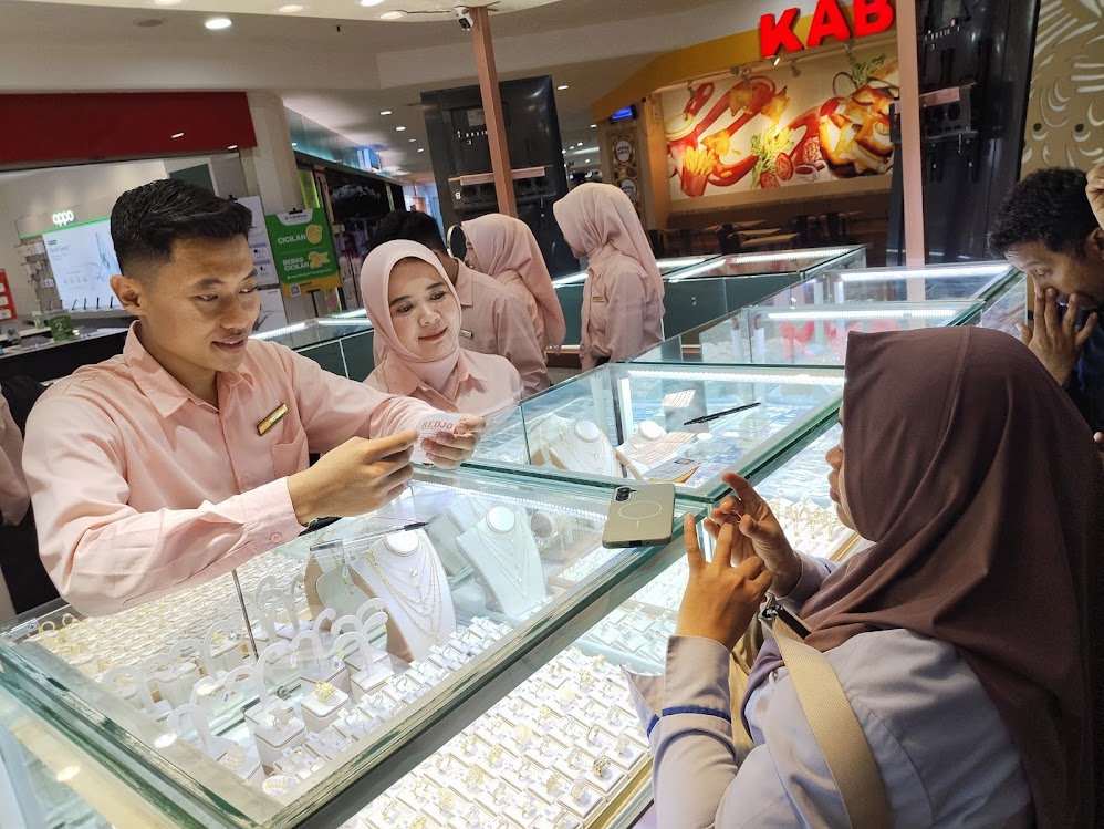 BELI: Pameran perhiasan di Surabaya Plaza. Jawa Timur mencatat kenaikan impor hingga 155 persen lebih terhadap komoditas perhiasan atau permata.