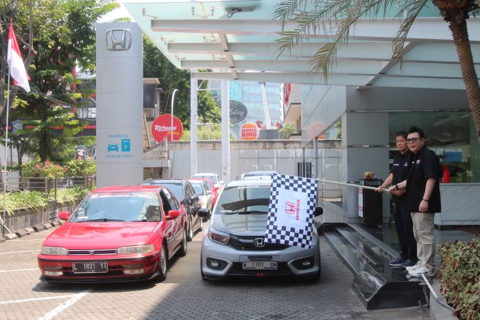 START: Direktur Honda Surabaya Center Wendi Miharja (kanan) memberangkatkan peserta Honda Culture Indonesia Vol.2 dari kantor HSC.