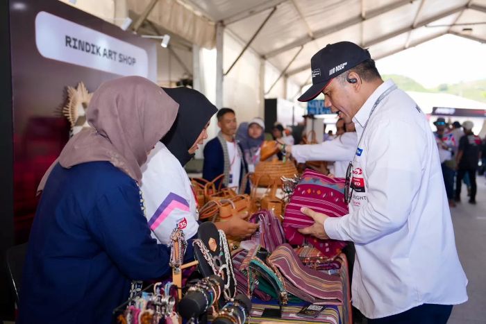BELANJA: UMKM panen rezeki saat perhelatan Pertamina Grand Prix of Indonesia pada 3-5 Oktober di Sirkuit Mandalika, Lombok Tengah, Nusa Tenggara Barat (NTB).