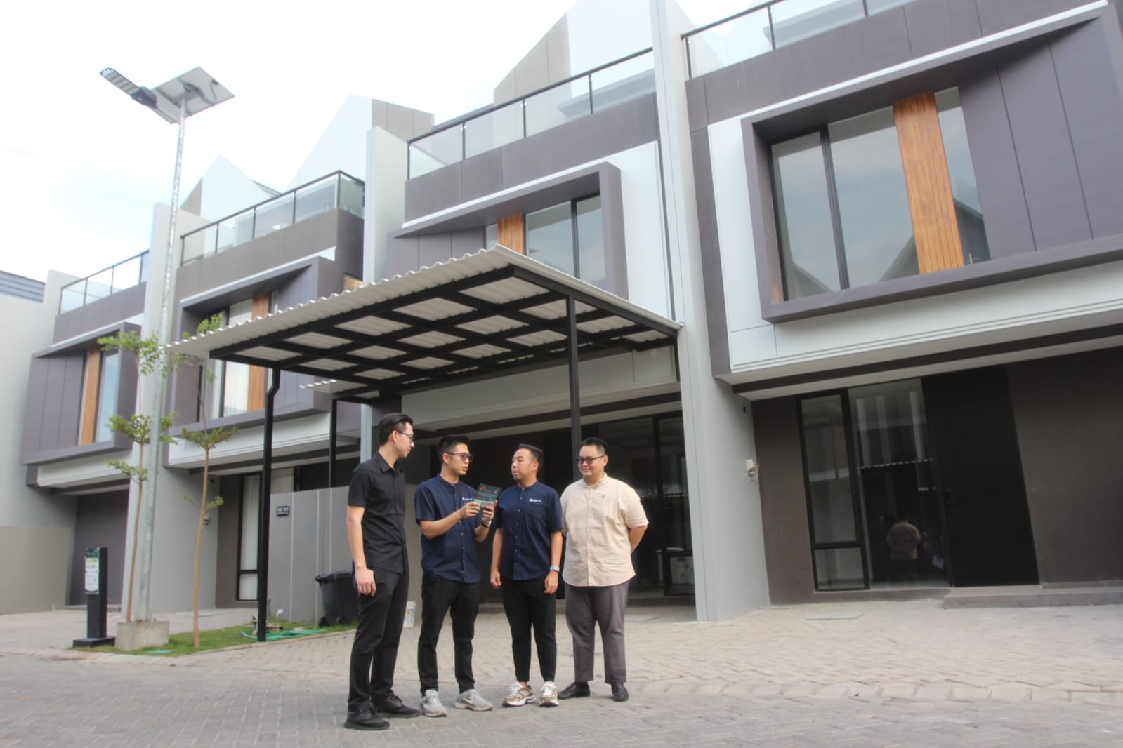 SEGMEN MILENIAL: Ki-ka: Johan (Project Director), Henry (Lead ent), Andre Susanto (Direktur) dan Micahel (Direktur) tinjau rumah contoh Cluster Eastern Hill, Grand Eastern yang sudah sudah sold out