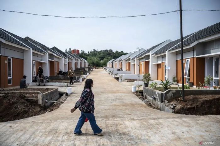LIHAT: Calon pembeli berjalan di dekat kawasan perumahan subsidi untuk program rumah dengan skema fasilitas likuiditas pembiayaan perumahan (FLPP).