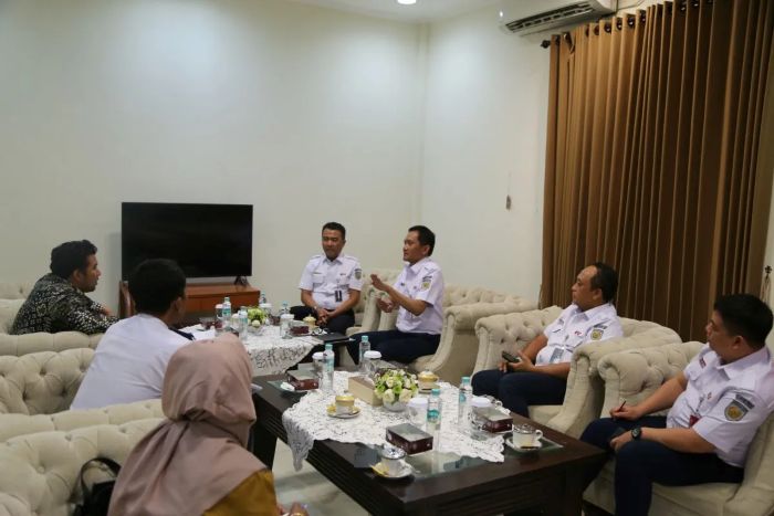 AUDIENSI: Dalam upaya memperkuat sinergi dan meningkatkan konektivitas transportasi di wilayah Jawa Timur, Ditur KAI Bobby Rasyidin audiensi dengan Wagub Jatim Emil Elestianto Dardak.