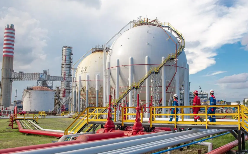 SIMBOL KETAHANAN ENERGI: Dua tangki raksasa di Lawe-Lawe, Kalimantan Timur, resmi dibangun Kilang Pertamina Internasional dengan kapasitas dua juta barel.