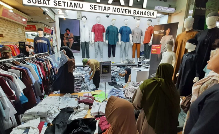 BELANJA: Konsumen mencari sejumlah produk fashion muslim. Permintaan produk ini diperkirakan mencapai Rp 289 triliun.