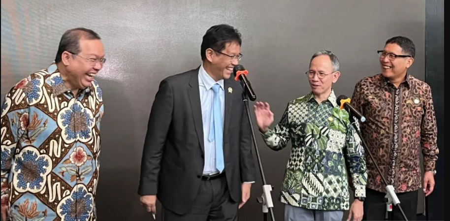 KOMPAK BAHAGIA: Menteri Keuangan Purbaya Yudhi Sadewa (dua dari kiri) saat di Gedung BEI Jakarta, Kamis (9/10/2025).