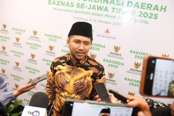 DOORSTOP: Wagub Jatim Emil Elestianto Dardak meladeni wawancara sejumlah jurnalis.