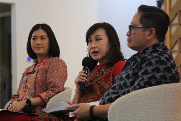KI-KA: Head of Region Jawa Timur CIMB Niaga Rhena Octaria, Presiden Direktur CIMB Niaga Lani Darmawan, dan Chief of Network & Digital Banking CIMB Niaga Budiman Tanjung.