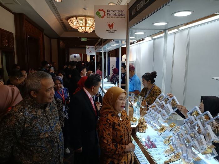 TINJAU: Dirjen Industri Kecil, Menengah dan Aneka Kemenperin, Reni Yanita dan Sekjen APEPI, Iskandar Husin meninjau stand Surabaya International Jewellery Fair (SIJF) 2025 di Suabaya, Kamis (9/10).